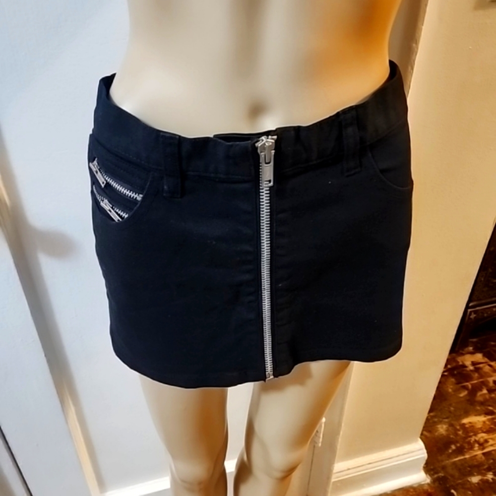 H & M BLACK DENIM MINI SKIRT Sz S/4/5 MID RISE Silver Zipper Sides/Front/Pockets